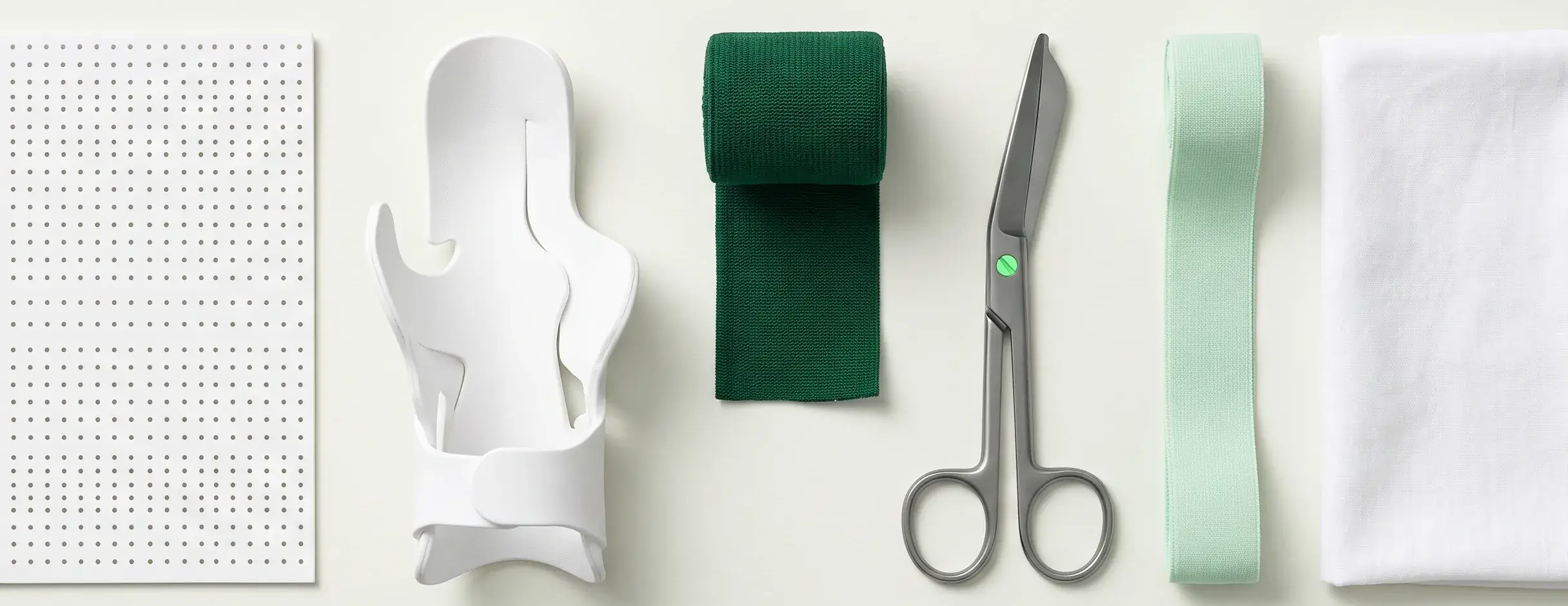 Matériel pour la confection d’orthèses: plaque thermoplastique, bande velcro, ciseaux à pansements