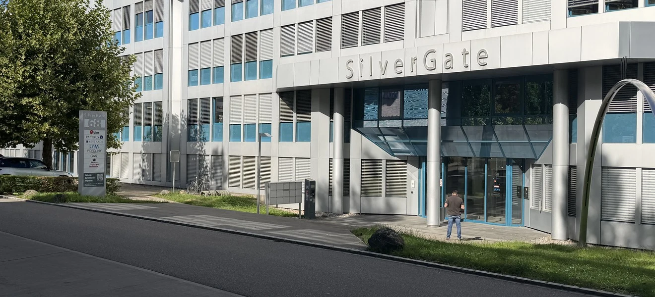 Entrance SilverGate 68, the large entrance with the metal arch